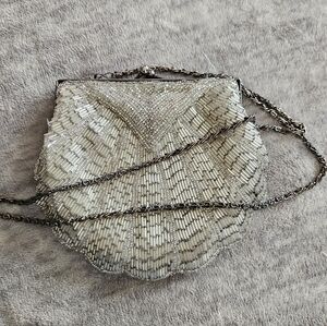 La Regale Vintage silver-toned beaded clam shell evening bag/clutch with a chain